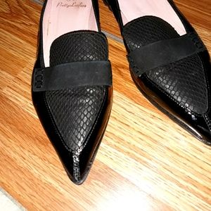 Pretty Loafers in black and pink. Size 7